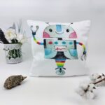 poduszka z robotem, poduszka z robocikiem, wesoły robot